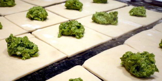 булочки из слоеного теста с песто из руколы и кешью