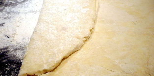 булочки из слоеного теста с песто из руколы и кешью