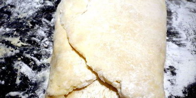 булочки из слоеного теста с песто из руколы и кешью