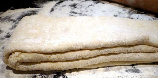 булочки из слоеного теста с песто из руколы и кешью