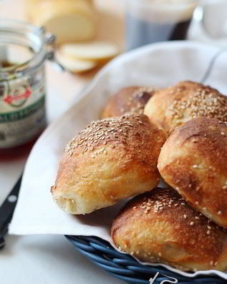 Булочки на йогурте с кунжутом к завтраку