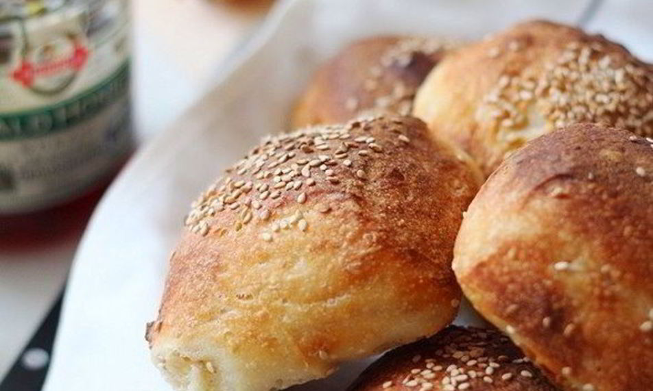 Рецепт булочки на йогурте с кунжутом к завтраку