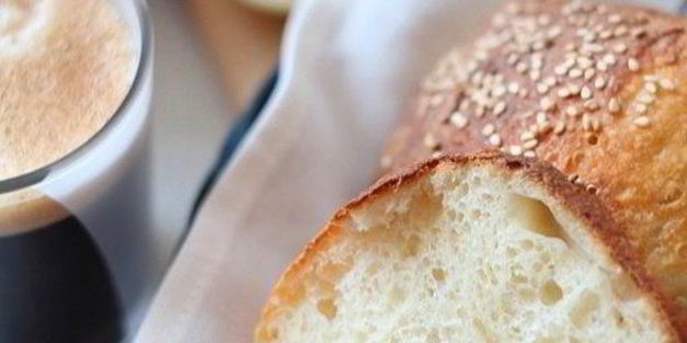 булочки на йогурте с кунжутом к завтраку