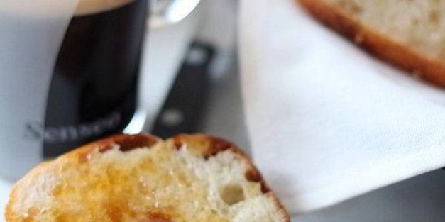 булочки на йогурте с кунжутом к завтраку