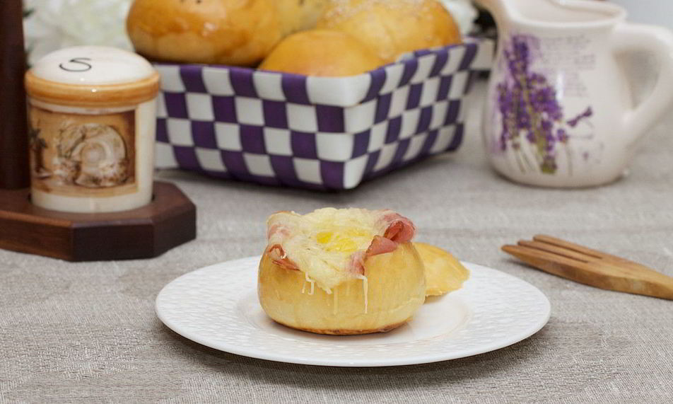 Рецепт булочки с беконом и яйцом