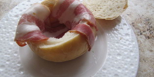 булочки с беконом и яйцом