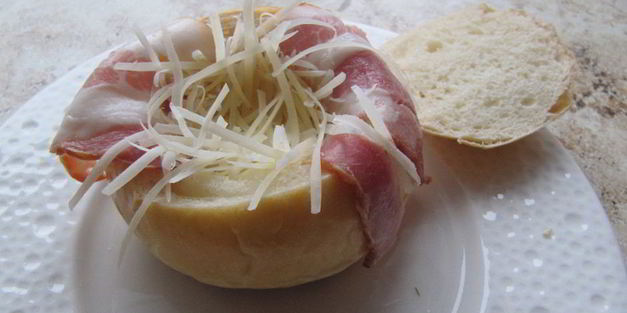 булочки с беконом и яйцом