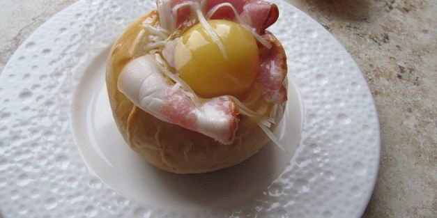 булочки с беконом и яйцом