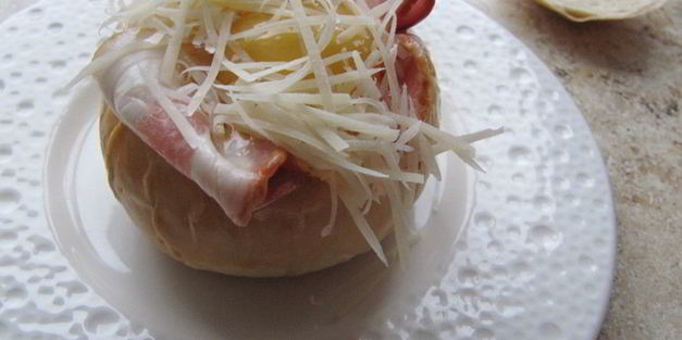 булочки с беконом и яйцом