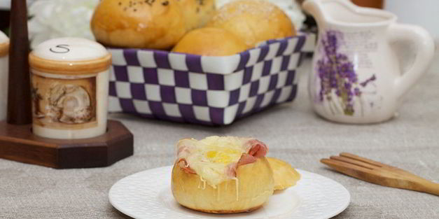 булочки с беконом и яйцом