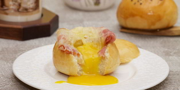 булочки с беконом и яйцом
