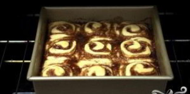 булочки с корицей и сливочной глазурью