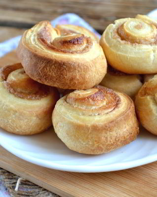 Булочки с корицей из слоеного теста