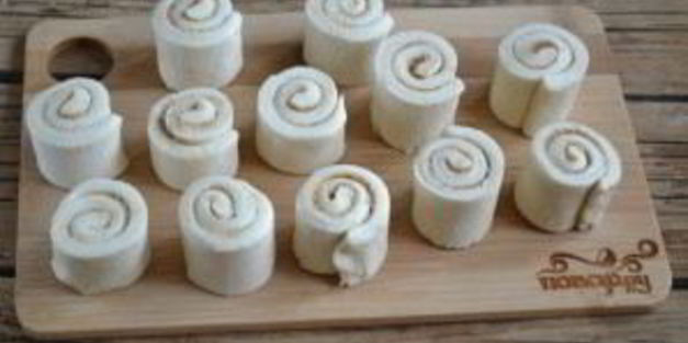 булочки с корицей из слоеного теста