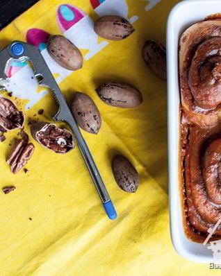 Булочки с корицей, карамельным соусом и орехами пекан