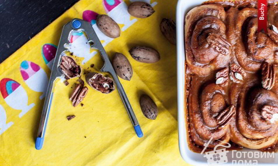Рецепт булочки с корицей, карамельным соусом и орехами пекан