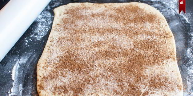 булочки с корицей, карамельным соусом и орехами пекан