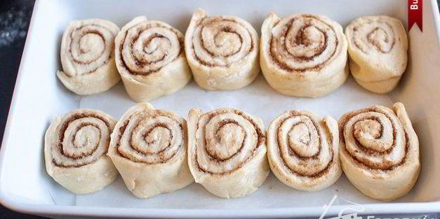 булочки с корицей, карамельным соусом и орехами пекан