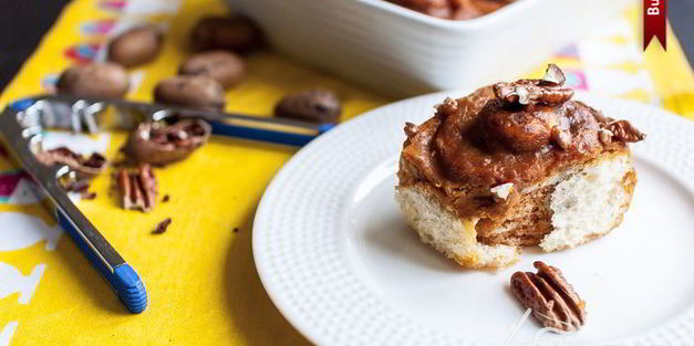 булочки с корицей, карамельным соусом и орехами пекан