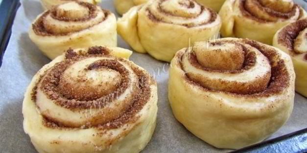 булочки с корицей в нежной глазури