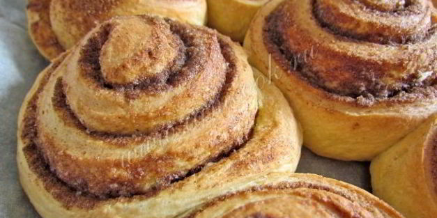 булочки с корицей в нежной глазури