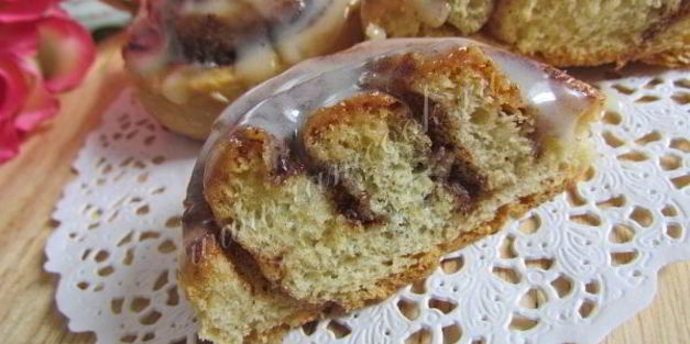 булочки с корицей в нежной глазури