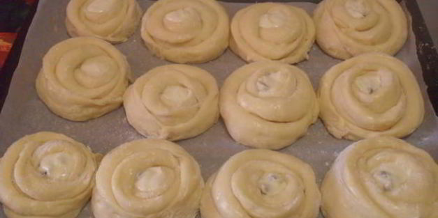 булочки с творогом и изюмом