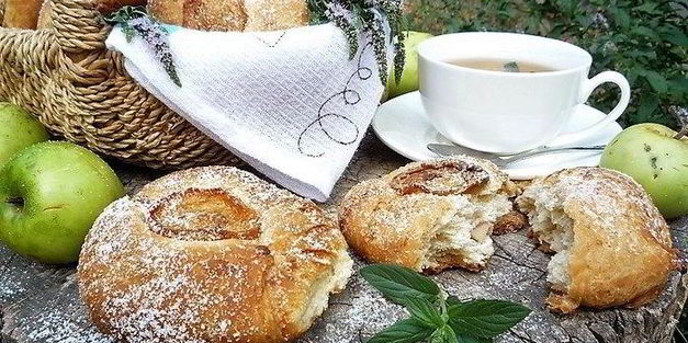 булочки с яблоками, грушей и пряностями