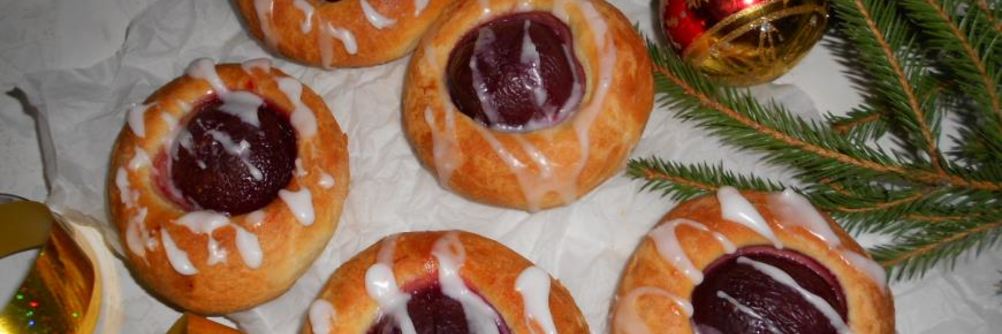 Булочки со сливами и глазурью