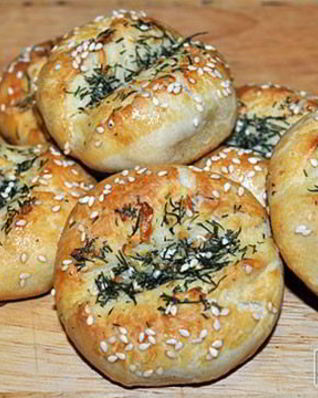 Чесночные булочки с кунжутом