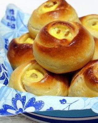 Дрожжевые булочки-рулетики с творогом