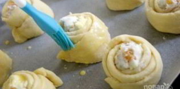 дрожжевые булочки-рулетики с творогом