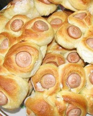 Дрожжевые булочки с сосисками по-домашнему