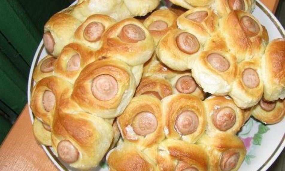 Рецепт дрожжевые булочки с сосисками по-домашнему