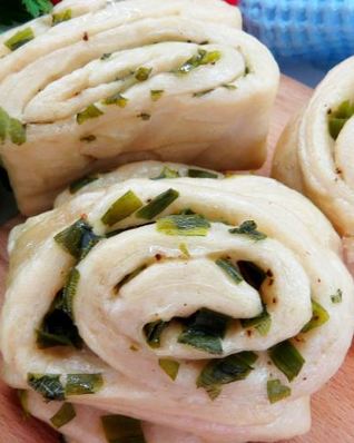 Китайские паровые булочки с зеленым луком