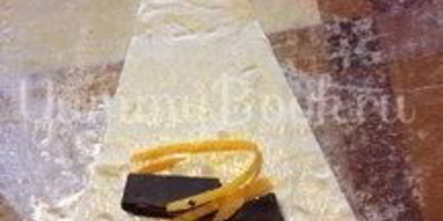 круассаны с шоколадом и апельсиновой цедрой