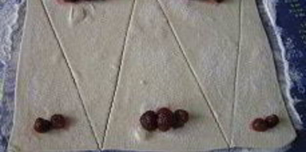 круассаны с земляникой, ежевикой и шоколадом