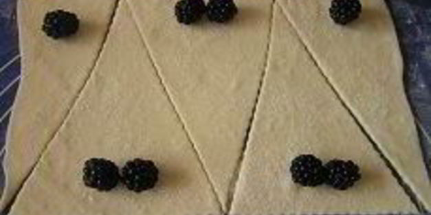 круассаны с земляникой, ежевикой и шоколадом