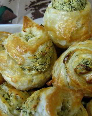 Ленивые плюшки с рийетом из брынзы с чесноком и зеленью