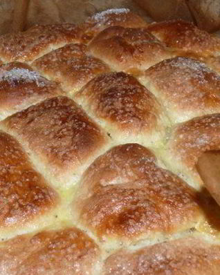 Румяные булочки с курагой и черносливом