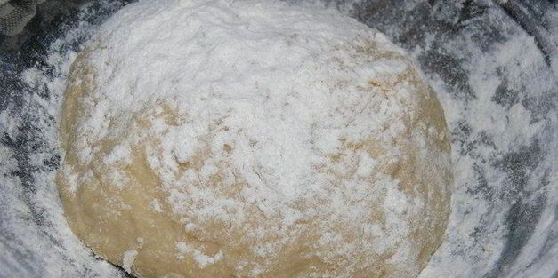 румяные булочки с курагой и черносливом