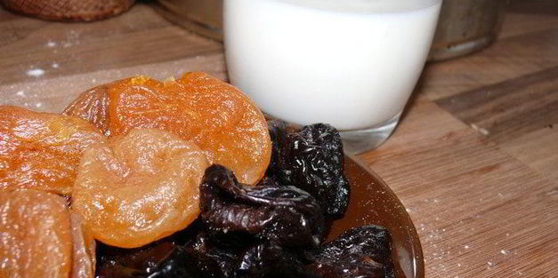 румяные булочки с курагой и черносливом