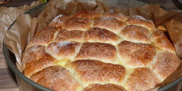 румяные булочки с курагой и черносливом