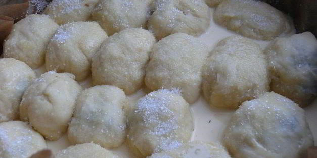 румяные булочки с курагой и черносливом