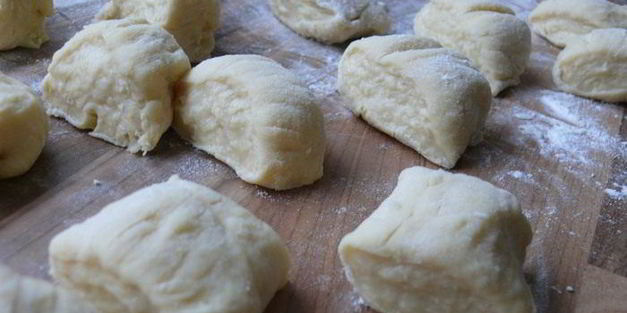 румяные булочки с курагой и черносливом