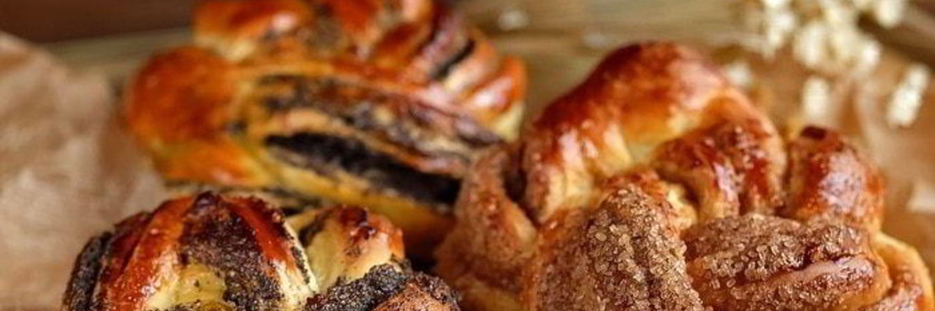 Сдобные булочки-плетенки с маком и корицей