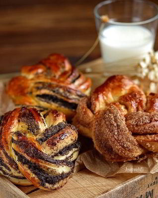 Сдобные булочки-плетенки с маком и корицей