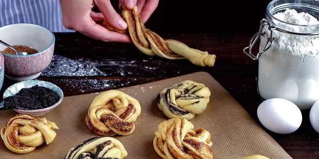 сдобные булочки-плетенки с маком и корицей