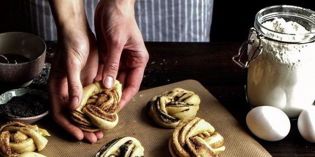 сдобные булочки-плетенки с маком и корицей