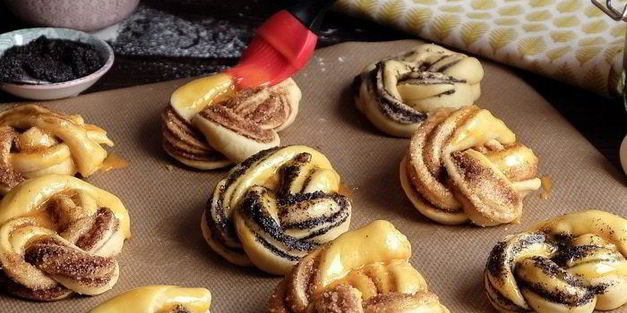 сдобные булочки-плетенки с маком и корицей